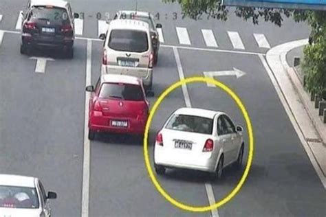 在过红绿灯路口时，前面的车坏了，后面的车可以实线变道吗？_凤凰网汽车_凤凰网