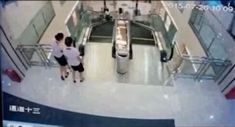 视频女子被卷入商场电梯不幸身亡遇难前将3岁儿子举出.rar - 保险意义 -万一保险网