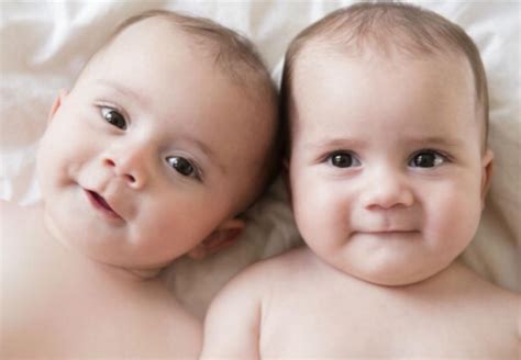 如今生双胞胎的家庭越俩越多，他们有着怎样的诀窍呢？__财经头条