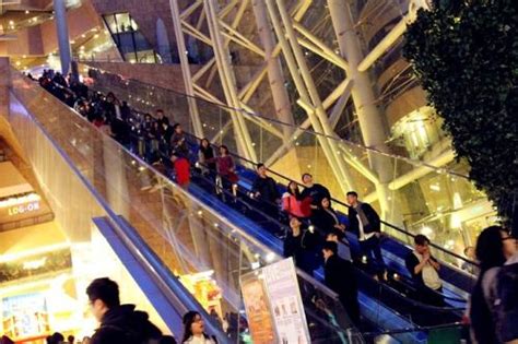 旺角，香港九龙的一座特色夜市，全区繁华拥挤