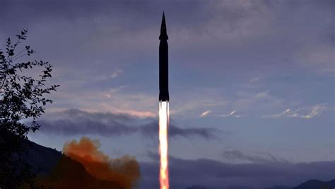 美韩联合军演前夕，朝鲜12日发射两枚潜射战略巡航导弹|朝鲜|巡航导弹|联合军演_新浪新闻