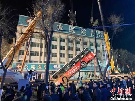 青海海东：调查人员坠崖被困山林 消防人员寒夜紧急救援