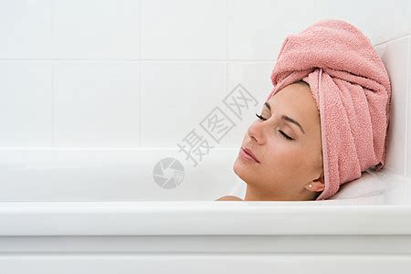洗澡时睡着的女子高清图片下载-正版图片501516726-摄图网