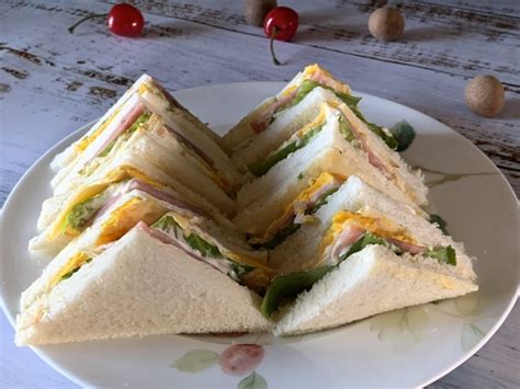 【快手早餐三明治的做法步骤图，怎么做好吃】蓝天菲儿_下厨房