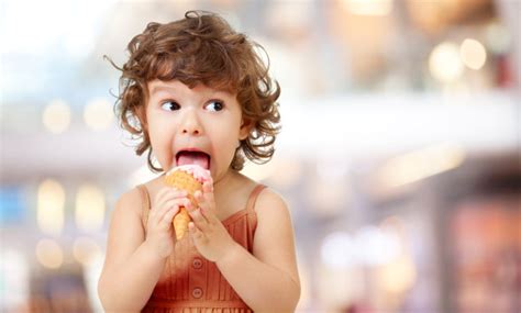 小女孩在海滩吃冰淇淋夏天小孩在海滩吃冰淇淋高清图片下载-正版图片304178901-摄图网
