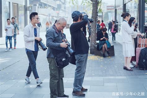 上海时装周期间的新天地，是成都太古里的日常！现在这些时髦街拍被禁止了..._风闻