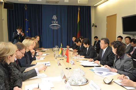 商务部国际贸易谈判副代表崇泉在维尔纽斯分别与立陶宛经济部长和外交部长举行会谈