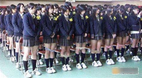 日本女学生集体脱掉内裤被罚站 - 图说海外 - 铁血社区