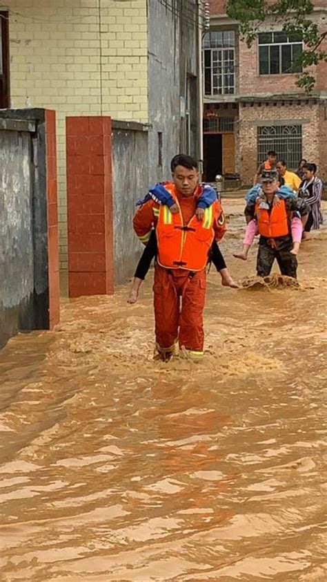 郑州：河堤被洪水冲垮 消防筑人墙堵决口_新浪新闻