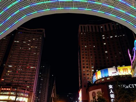 重庆最大的城市广场，夜生活精彩纷呈，市民和游客皆爱的打卡地