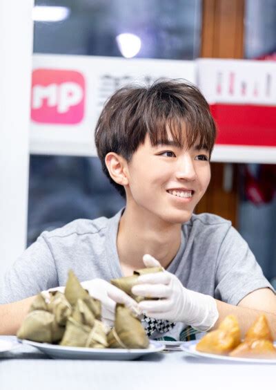 2018王俊凯《中餐厅》第二季 - 堆糖，美图壁纸兴趣社区
