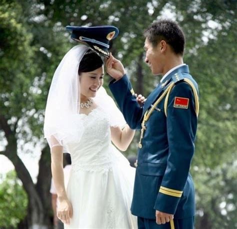 前方高甜！军营集体婚礼，婚纱与军装的“硬核”浪漫