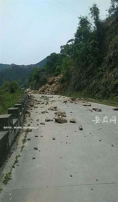 陕西持续降雨致108国道周至段塌方，山体落石不断并有异响 - 西部网（陕西新闻网）