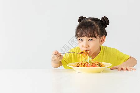 小女孩在吃早餐高清图片下载-正版图片501371854-摄图网