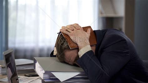 表情筋疲力尽的商务男人高清图片下载-正版图片501933850-摄图网
