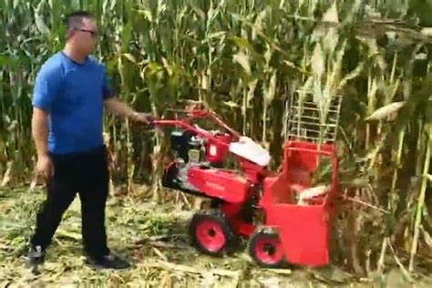 一只手扶着走的玉米收割机，还能秸秆还田_凤凰网视频_凤凰网