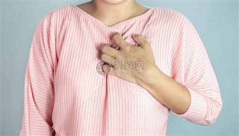 亚洲年轻女患心脏病导致的胸部疼痛高清图片下载-正版图片504074706-摄图网