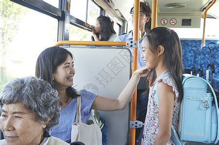 安岳不少小学生还未养成乘公交车让座的习惯。_柠都安岳_资阳大众网论坛