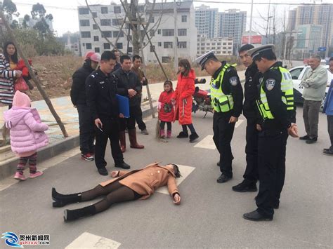 一妇女路边突然晕倒 群众发现求助交警_贺州新闻_贺州新闻网