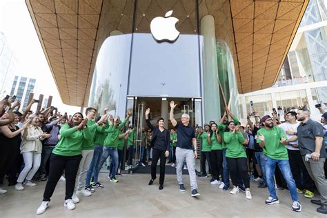 苹果CEO库克到访上海 21日静安店开业