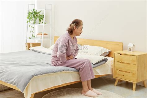 独居老奶奶坐在床边肚子疼高清图片下载-正版图片507607654-摄图网