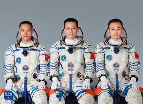 神十返回舱安全着陆 地面人员开展工作_中国载人航天官方网站