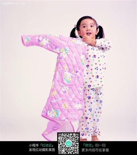 正在穿衣服的小女孩图片免费下载_红动中国