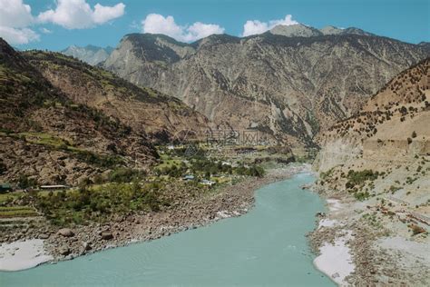 从喀喇昆仑公路看巴基斯坦农村山区的印度河活当地背包旅行高清图片下载-正版图片307970523-摄图网