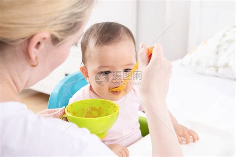 妈妈喂宝宝吃饭高清图片下载-正版图片501346975-摄图网