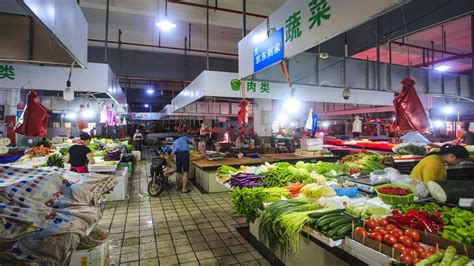 西安城墙根最大的老菜场：工厂停产变菜市场，烟火气和文艺味并存