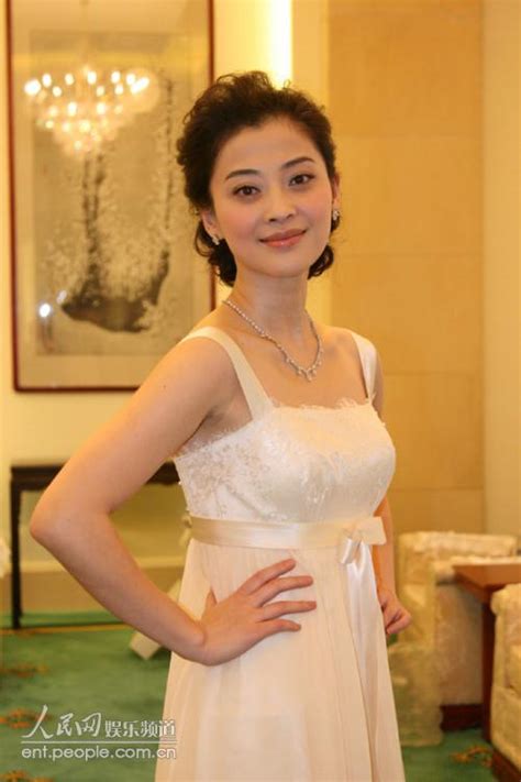 梅婷鹅黄裙惊艳亮相 被授予华人女性代表特别奖--人民网娱乐频道--人民网