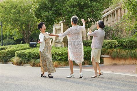 老年女性一起在户外舞蹈高清图片下载-正版图片506948315-摄图网