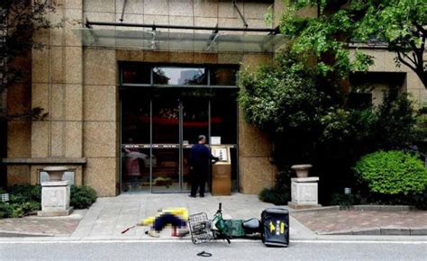 武汉居民楼窗户从21楼掉下 砸死女外卖员-新闻中心-南海网