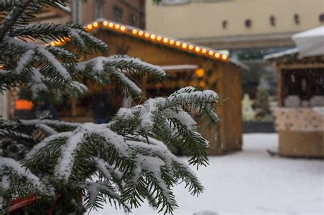 在一个下雪的城市中的圣诞节背景图片免费下载-千库网