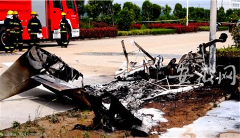安徽淮北一小型飞机坠毁 致中美2人死亡(图)|坠毁| 机上_凤凰资讯