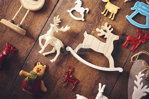 圣诞在黑暗木板上设置许多不同的红胸和古董玩具圣诞节准备概念(Y)高清图片下载-正版图片502614959-摄图网