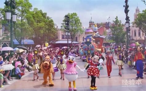 上海迪士尼重启首日 第一位游客6点开始排队