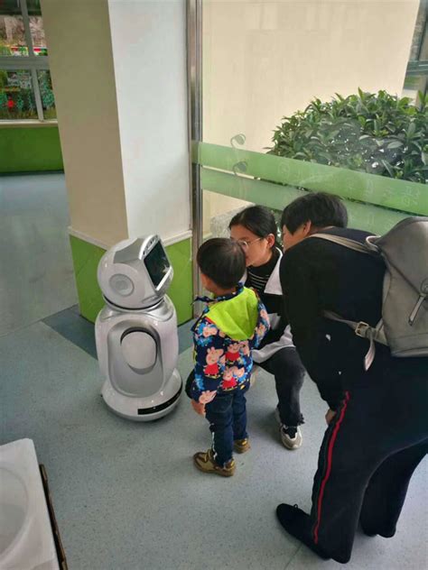 机器人“小宝”“走”进新林区第二幼儿园_中国机器人网