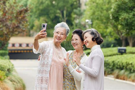老年女性户外拍照高清图片下载-正版图片506948319-摄图网