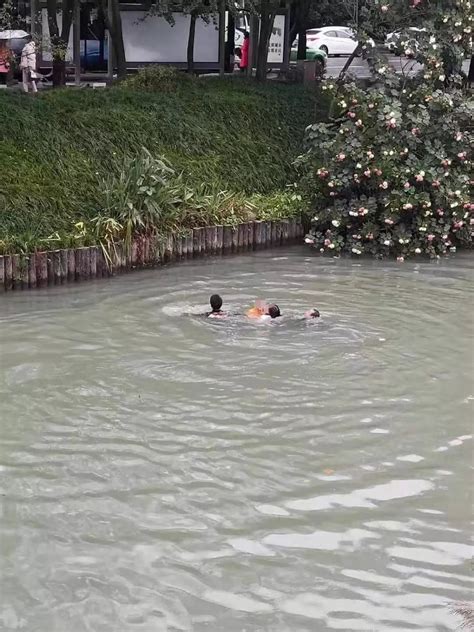 洛阳男子落水，被救上岸时已冻僵 消防员脱救援服为其保暖-中华网河南
