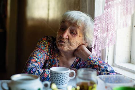 厨房里坐着一位俄罗斯老年妇女的肖像高清图片下载-正版图片505747474-摄图网