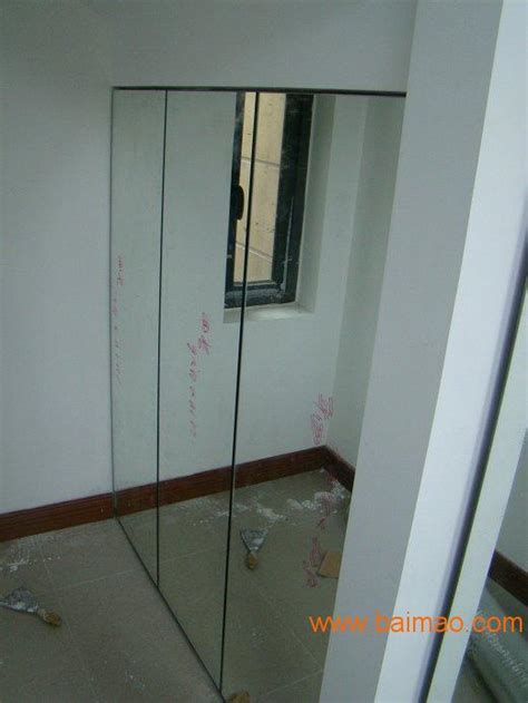 挂在门上的镜子碎了,挂门上的镜子被弄碎了,镜子摔碎了怎么化解_大山谷图库