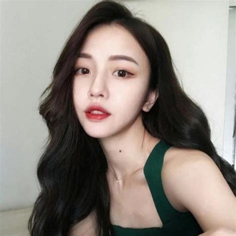 长发温柔气质女生头像