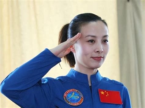 王亚平：首位太空漫步女航天员、教师、理发师，万能技艺怎造就？|王亚平|航天员|女航天员_新浪新闻