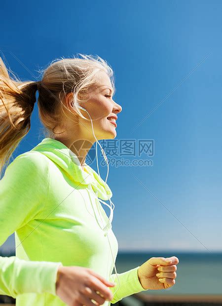 运动生活方式的女人户外跑步女人户外跑步高清图片下载-正版图片300577235-摄图网