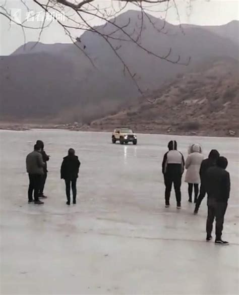 男子开车冰上玩漂移 冰面开裂车辆落水致3人死亡_看现场_看看新闻