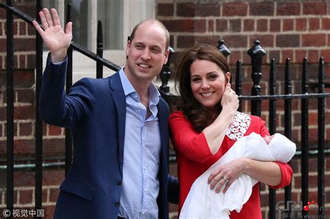 凯特王妃三胎产子小王子萌照曝光 与威廉王子抱娃亮相-国际在线