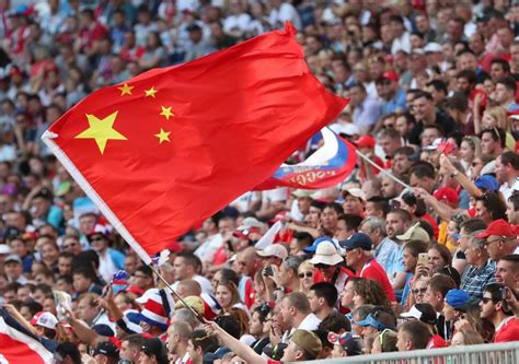 中国球迷让国足一眼见中国红_手机新浪网