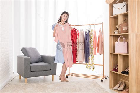 购物女性买衣服高清图片下载-正版图片501056202-摄图网