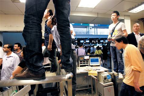 南航广州飞悉尼航班被质疑“超售机票” 旅客：上百人滞留机场|航班|旅客|南航_新浪新闻